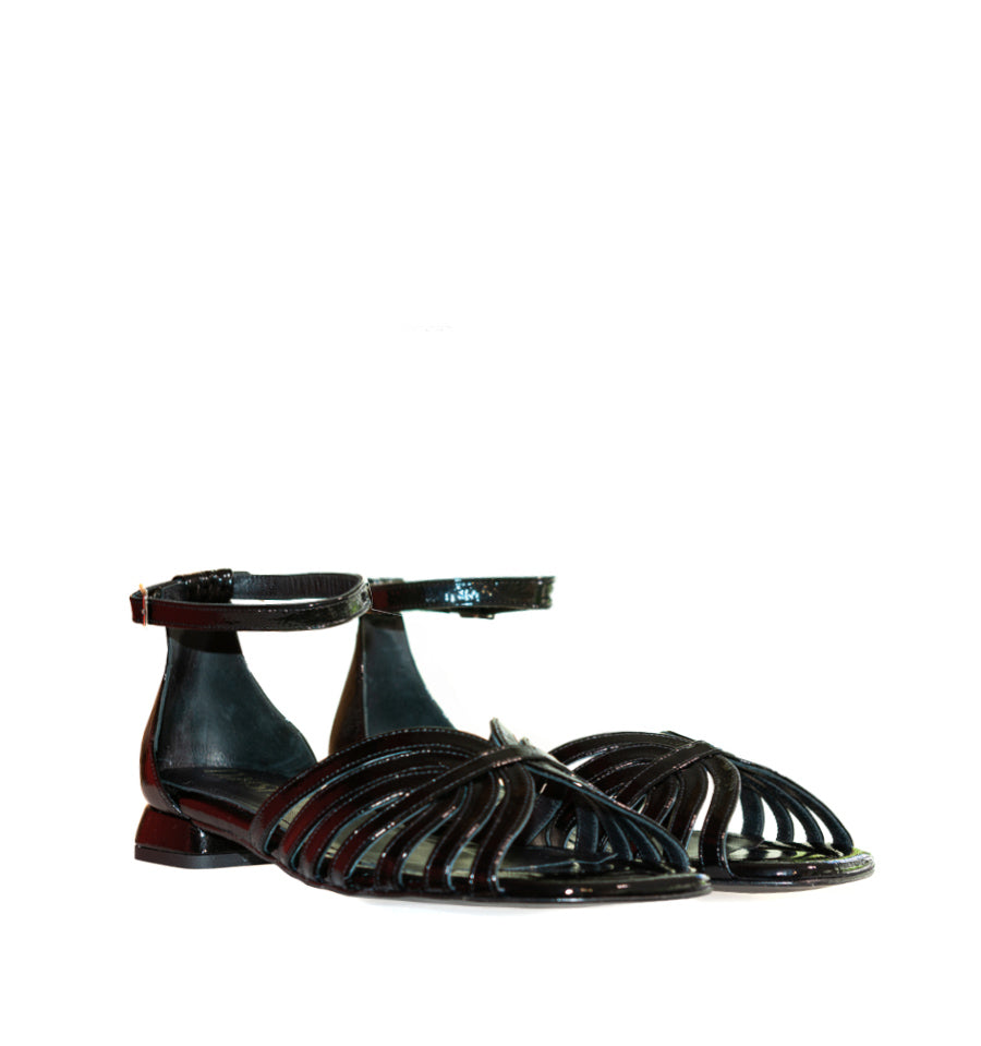 Sandalia baja talón con tiras en charol negro