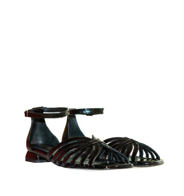 Sandalia baja talón con tiras en charol negro
