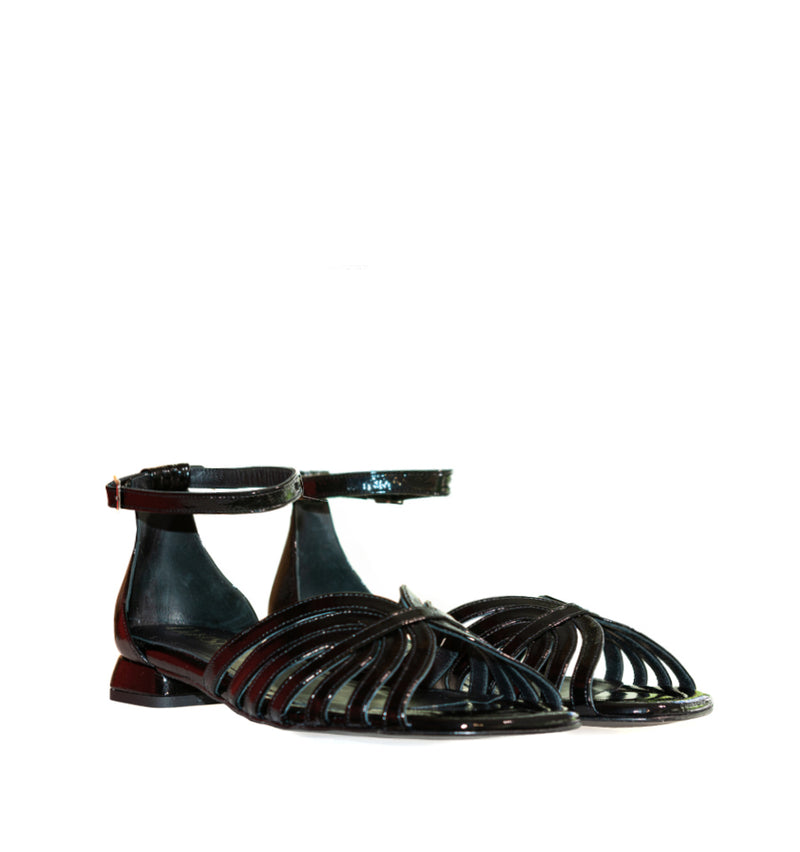 Sandalia baja talón con tiras en charol negro