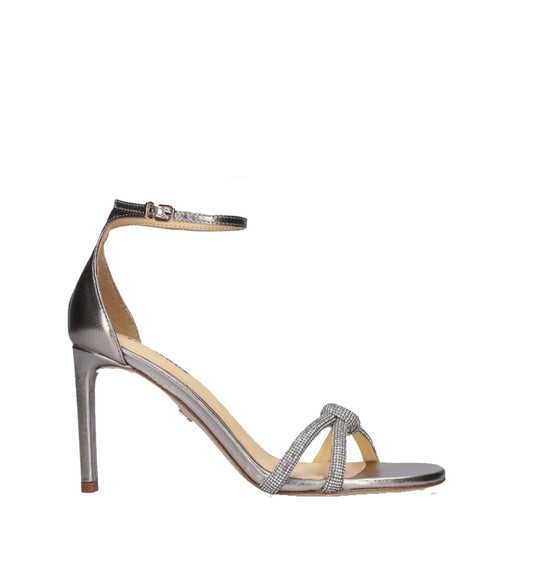 Imagen principal	Sandalia de tacón medio-alto en piel plata – Lola Cruz