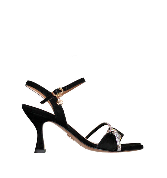 Sandalia de ante color negr con tira al empeine y tiras anudadas de cristal– vista lateral