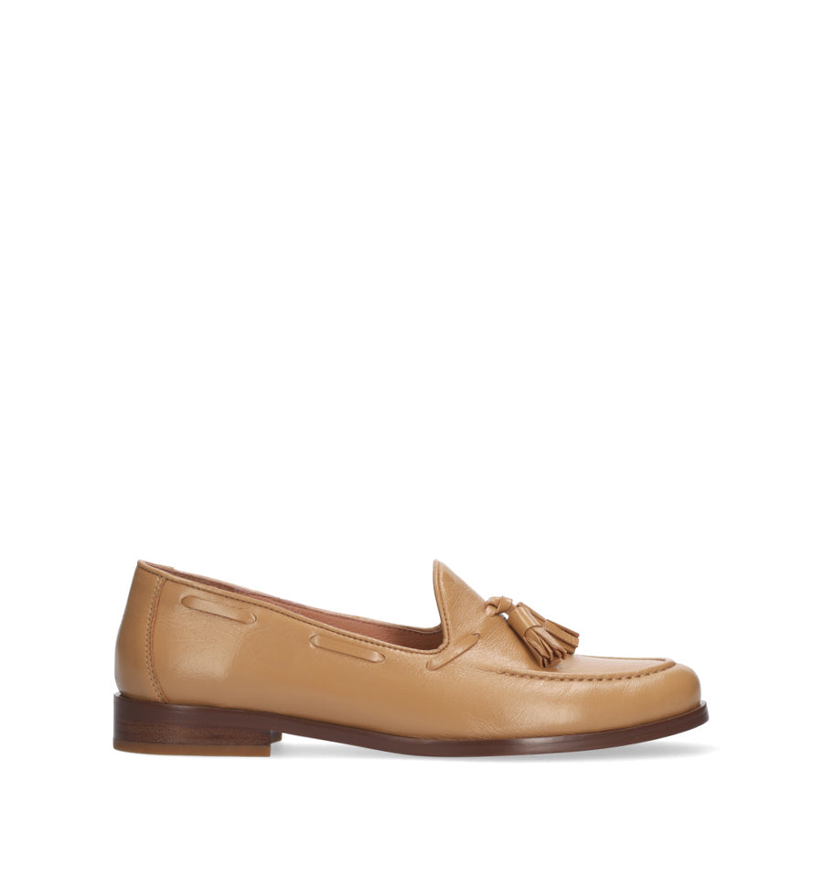 ARETA Mocasín adorno borlas en piel camel