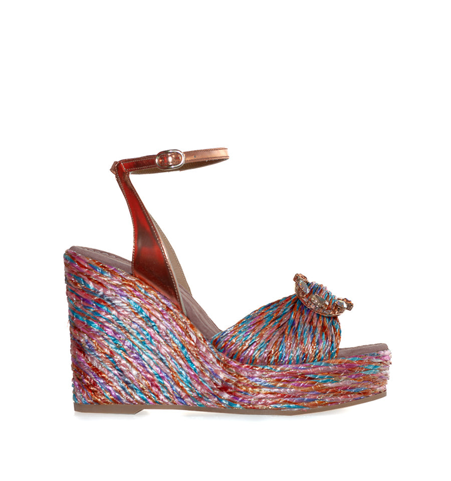 Cuña alta en rafia multicolor con adorno y pulsera