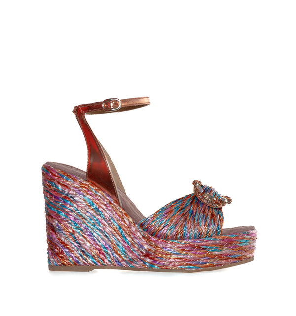 Cuña alta en rafia multicolor con adorno y pulsera