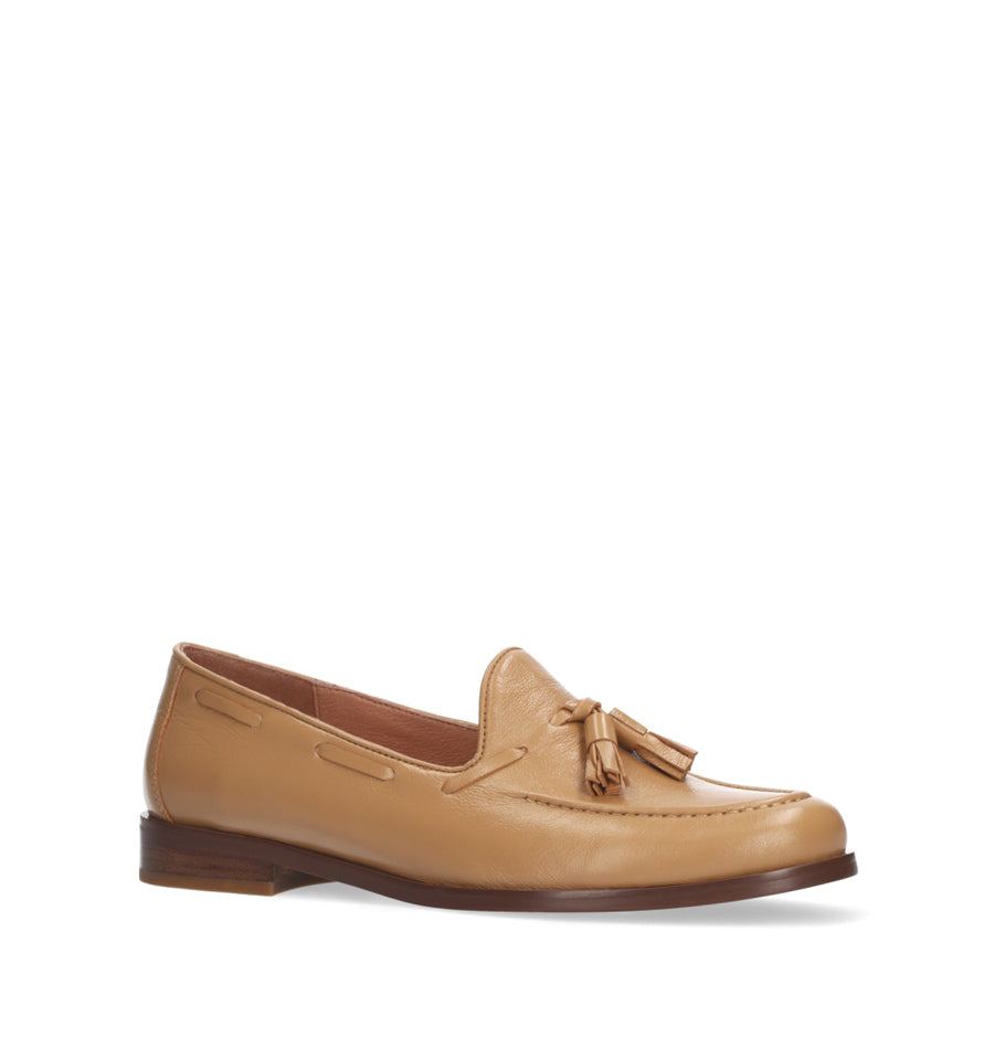 ARETA Mocasín adorno borlas en piel camel