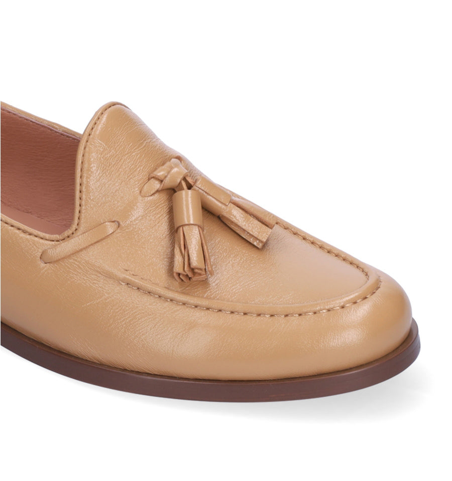 ARETA Mocasín adorno borlas en piel camel