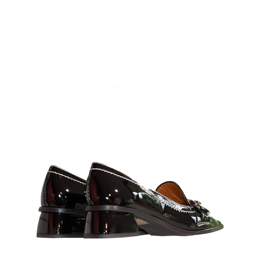 Mocasín bajo con estribo en negro