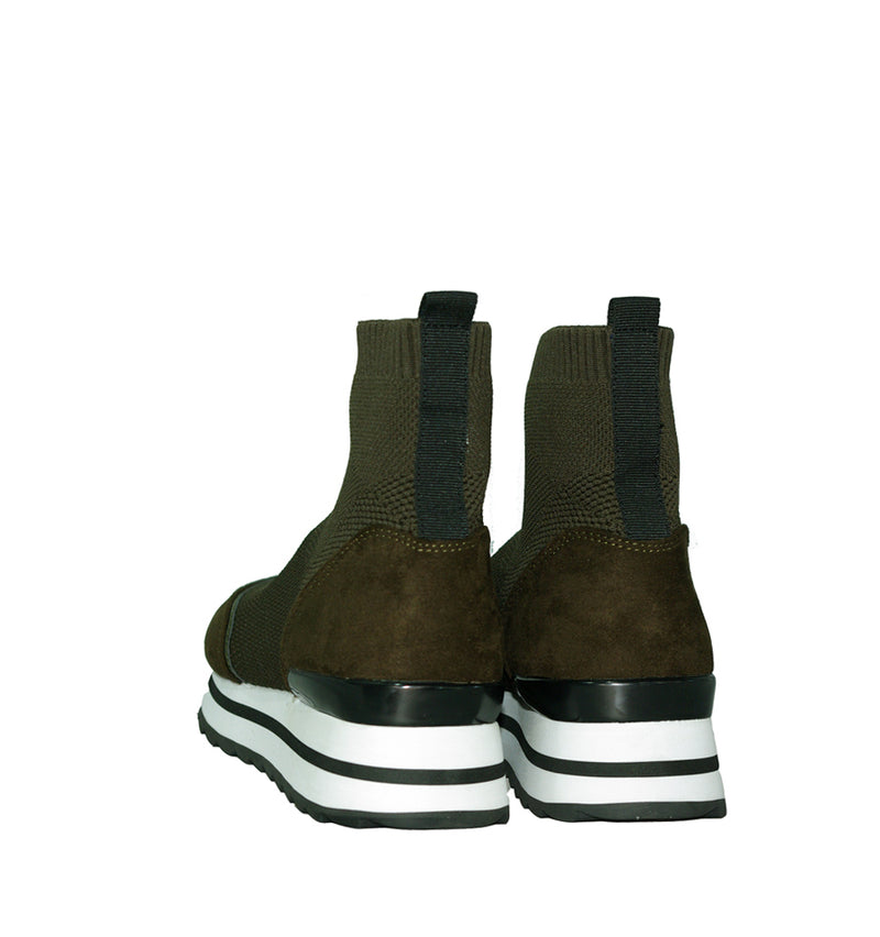 Botin tipo deportivo en stretch kaki