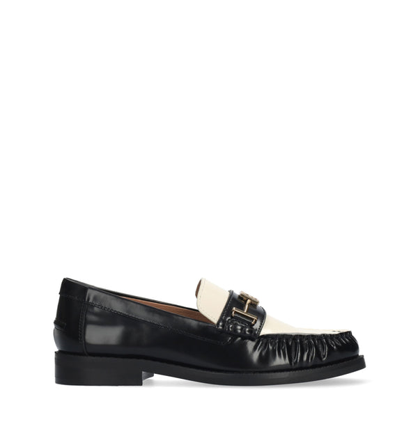 TINA Mocasín adorno metal combi en hueso/negro