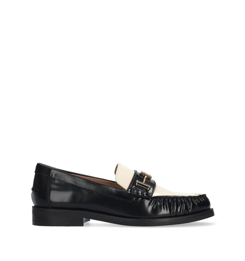TINA Mocasín adorno metal combi en hueso/negro