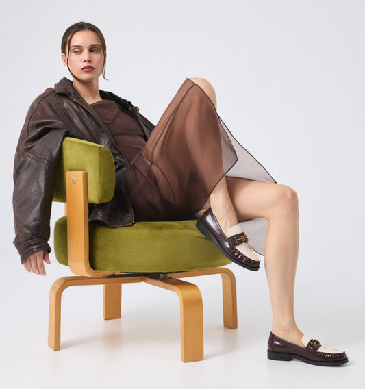 TINA Mocasín adorno metal combi en hueso/burdeos