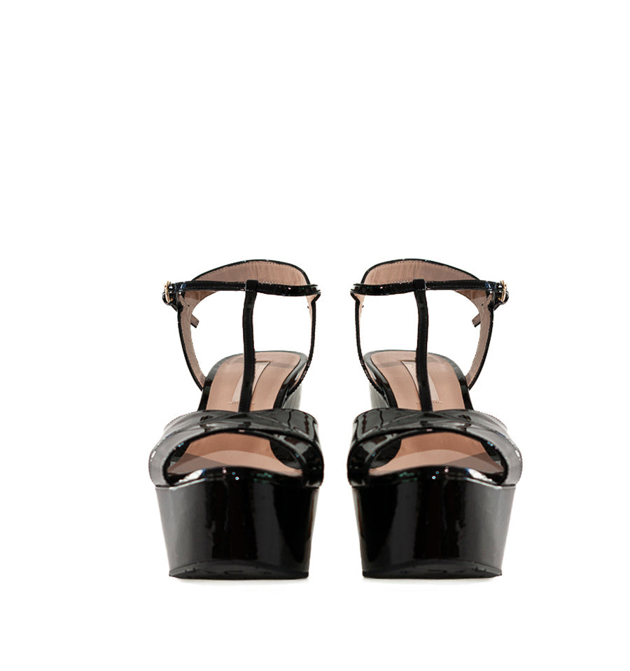 M402- Cuña con corcho en charol negro