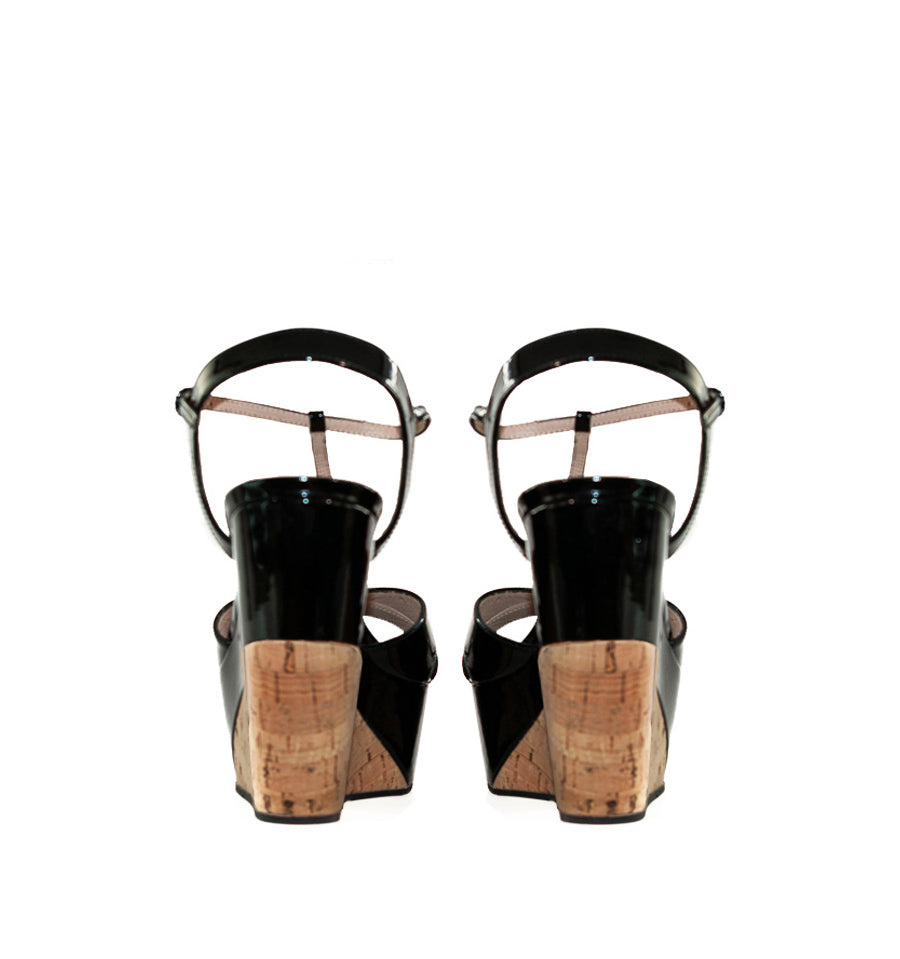 M402- Cuña con corcho en charol negro