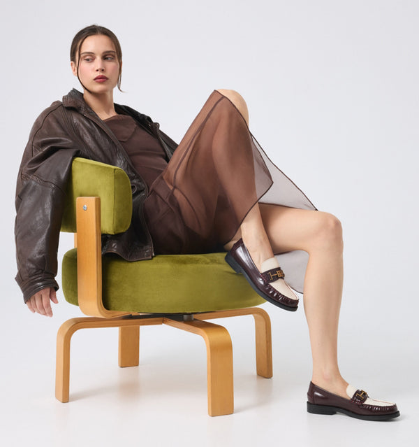TINA Mocasín adorno metal combi en hueso/burdeos