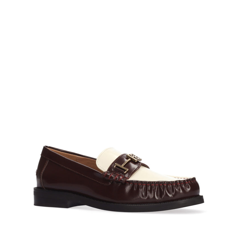 TINA Mocasín adorno metal combi en hueso/burdeos