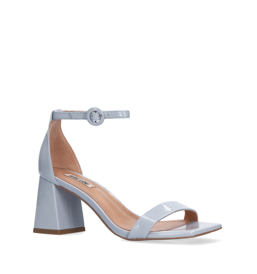 MARGUERITE Sandalia talón+pulsera en charol celeste