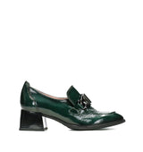 Mocasín con adorno en charol verde
