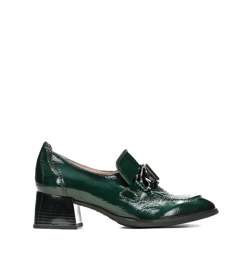 Mocasín con adorno en charol verde