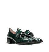 Mocasín con adorno en charol verde