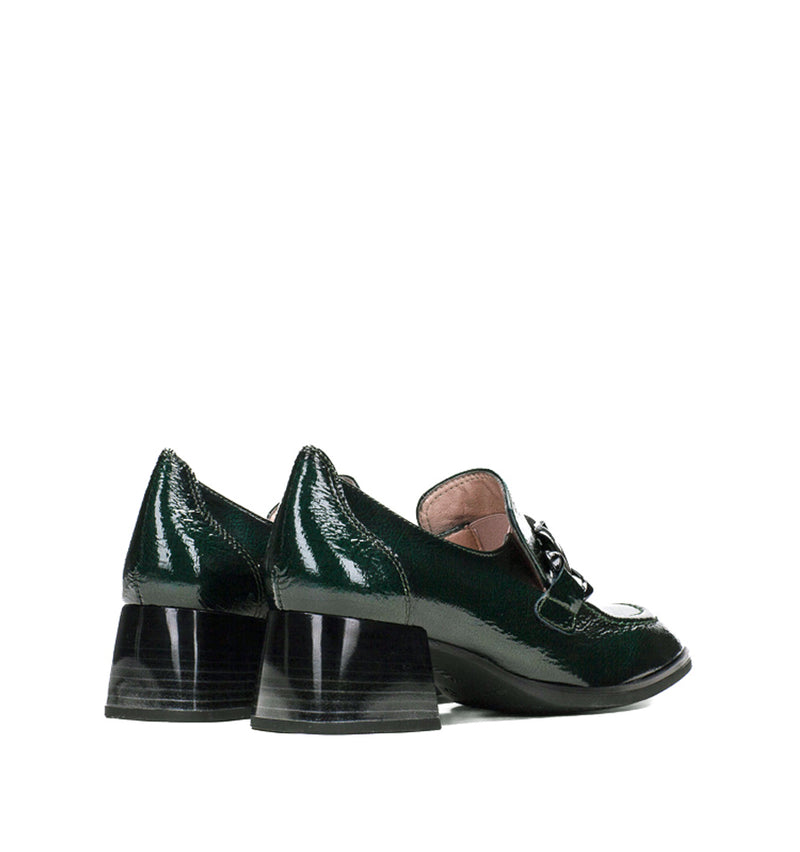 Mocasín con adorno en charol verde