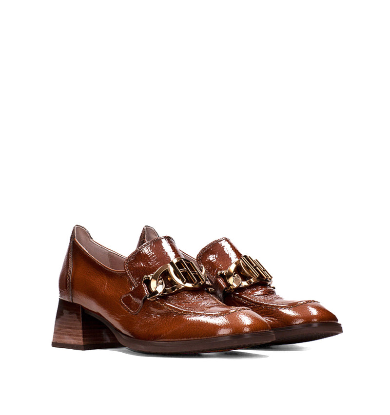 Mocasín con adorno en charol cuero