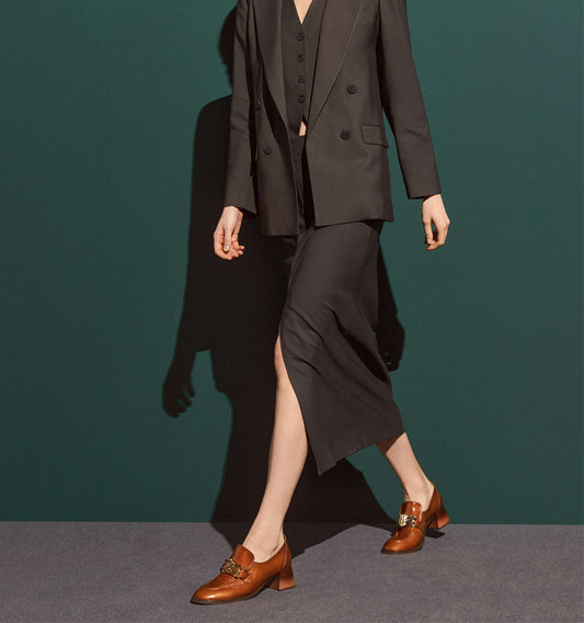 Mocasín con adorno en charol cuero