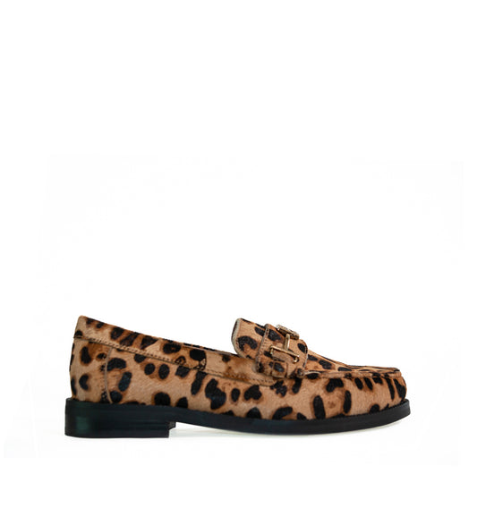 TINA Mocasín adorno metal en pony leopardo