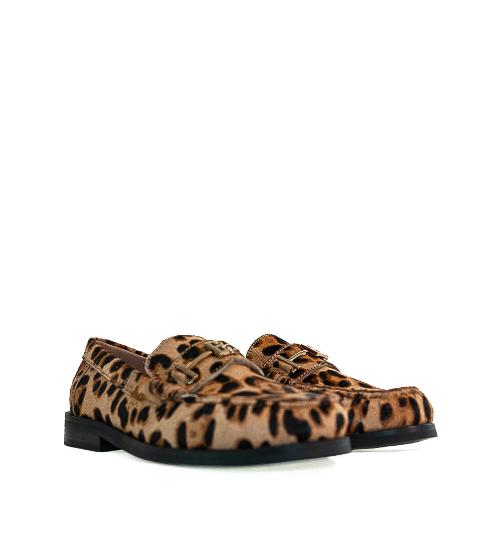 TINA Mocasín adorno metal en pony leopardo