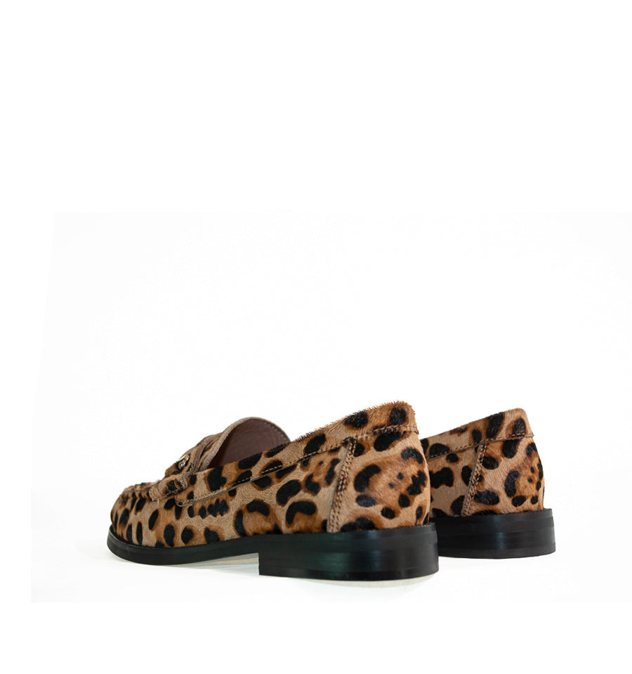 TINA Mocasín adorno metal en pony leopardo