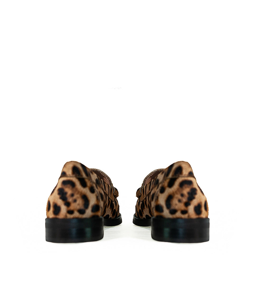 TINA Mocasín adorno metal en pony leopardo