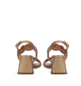 LARA Sandalia trenzada en rafia camel