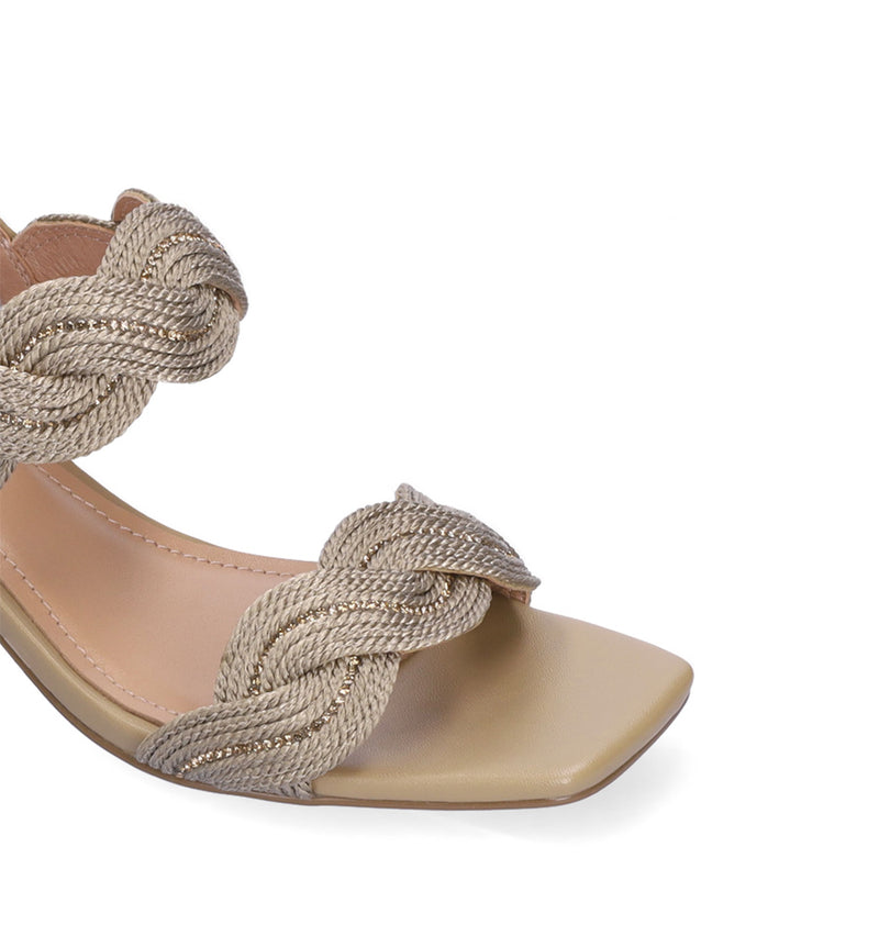 LARA Sandalia trenzada en rafia camel