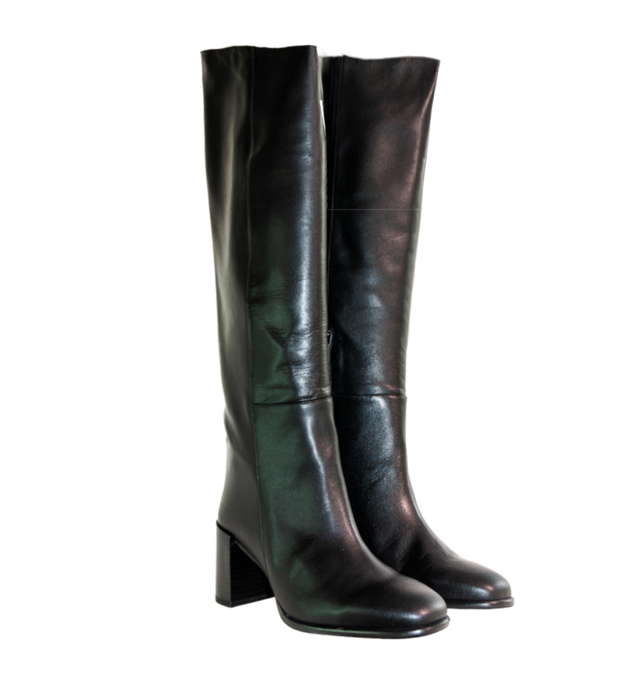 Bota alta recta en piel negro