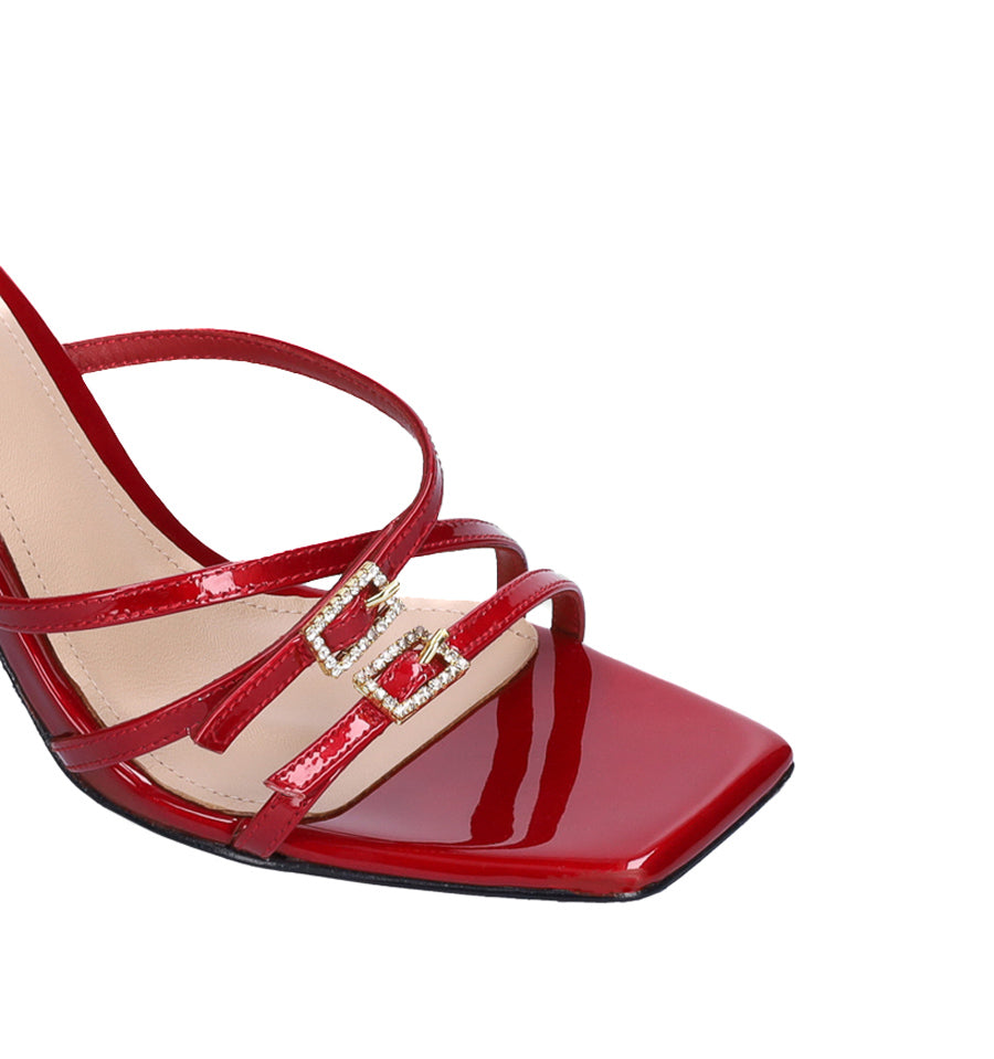 H128 - Sandalia con hebillas joya en rojo