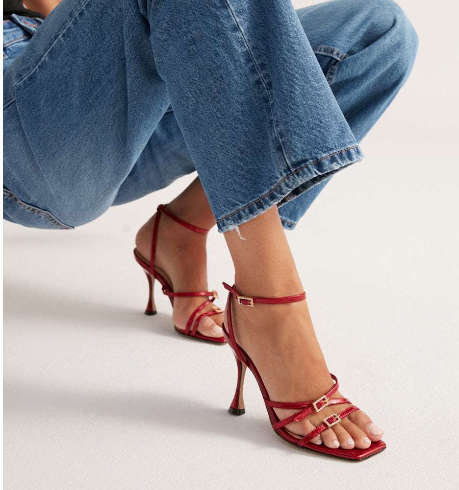 H128 - Sandalia con hebillas joya en rojo