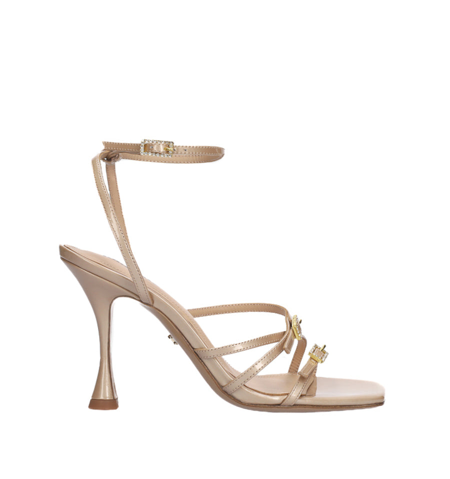 H128 - Sandalia con hebillas joya en nude