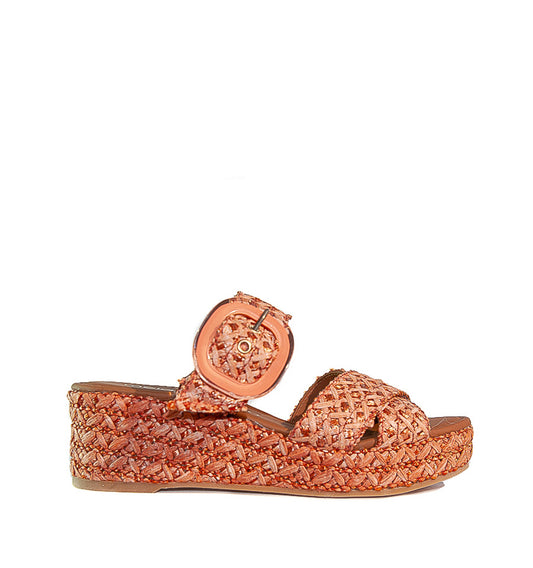 NILO- Cuña plataforma con hebilla en rafia coral