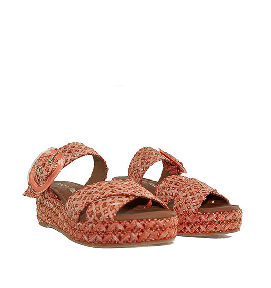 NILO- Cuña plataforma con hebilla en rafia coral