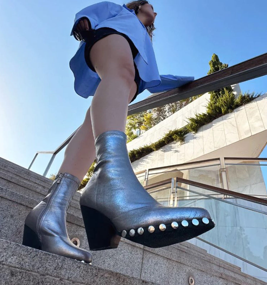 CHARLOTTE Botín cowboy con tachas en stretch plata