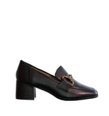 Mocasín con adorno metálico en piel negro