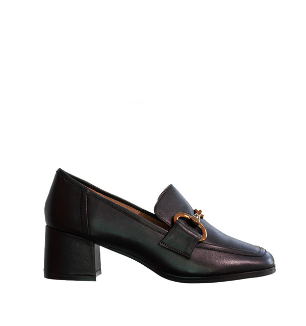 Mocasín con adorno metálico en piel negro