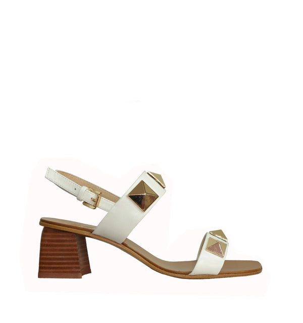 Sandalia con apliques dorados en blanco