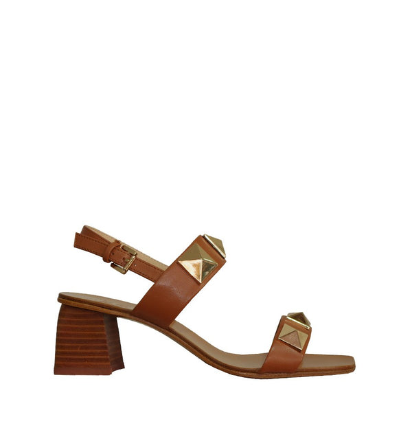 Sandalia con apliques dorados en cuero