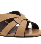 Sandalia pulsera con tiras entrecruzadas camel