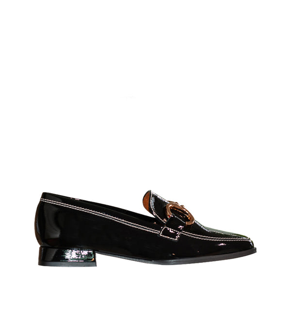 Mocasín con adorno en charol negro
