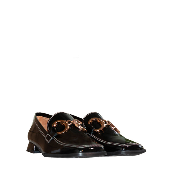 Mocasín con adorno en charol negro
