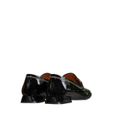 Mocasín con adorno en charol negro