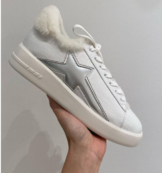 Sneakers con borreguito y estrella en blanco