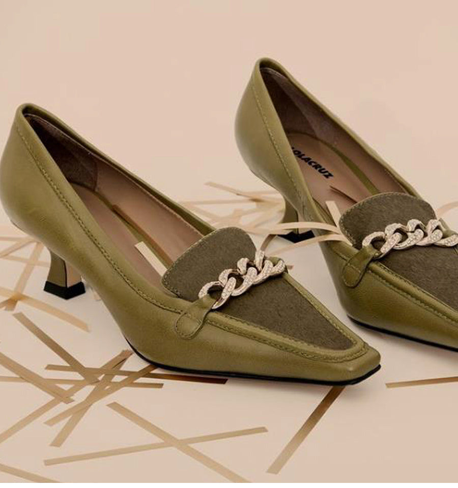 Mocasín con cadena combi piel/pony en verde-oliva