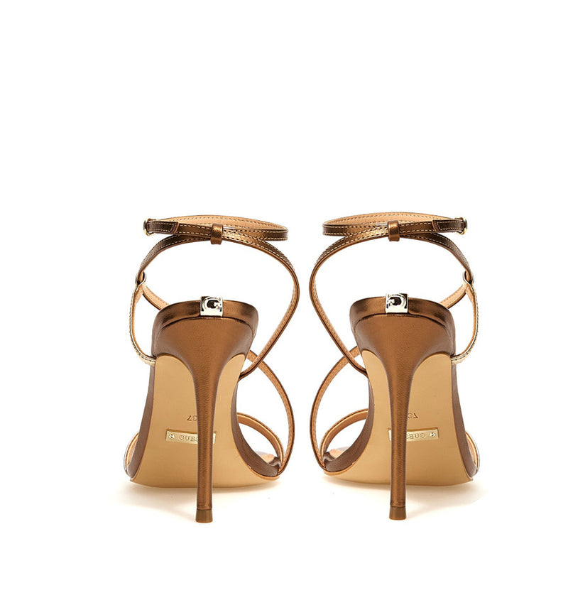 Sandalia stiletto con pulsera en piel bronce